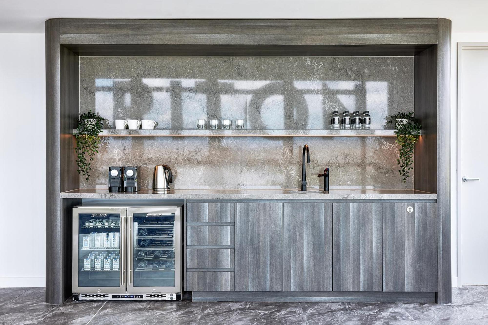 Meriton Suites Camberra Exterior foto A wet bar in a home