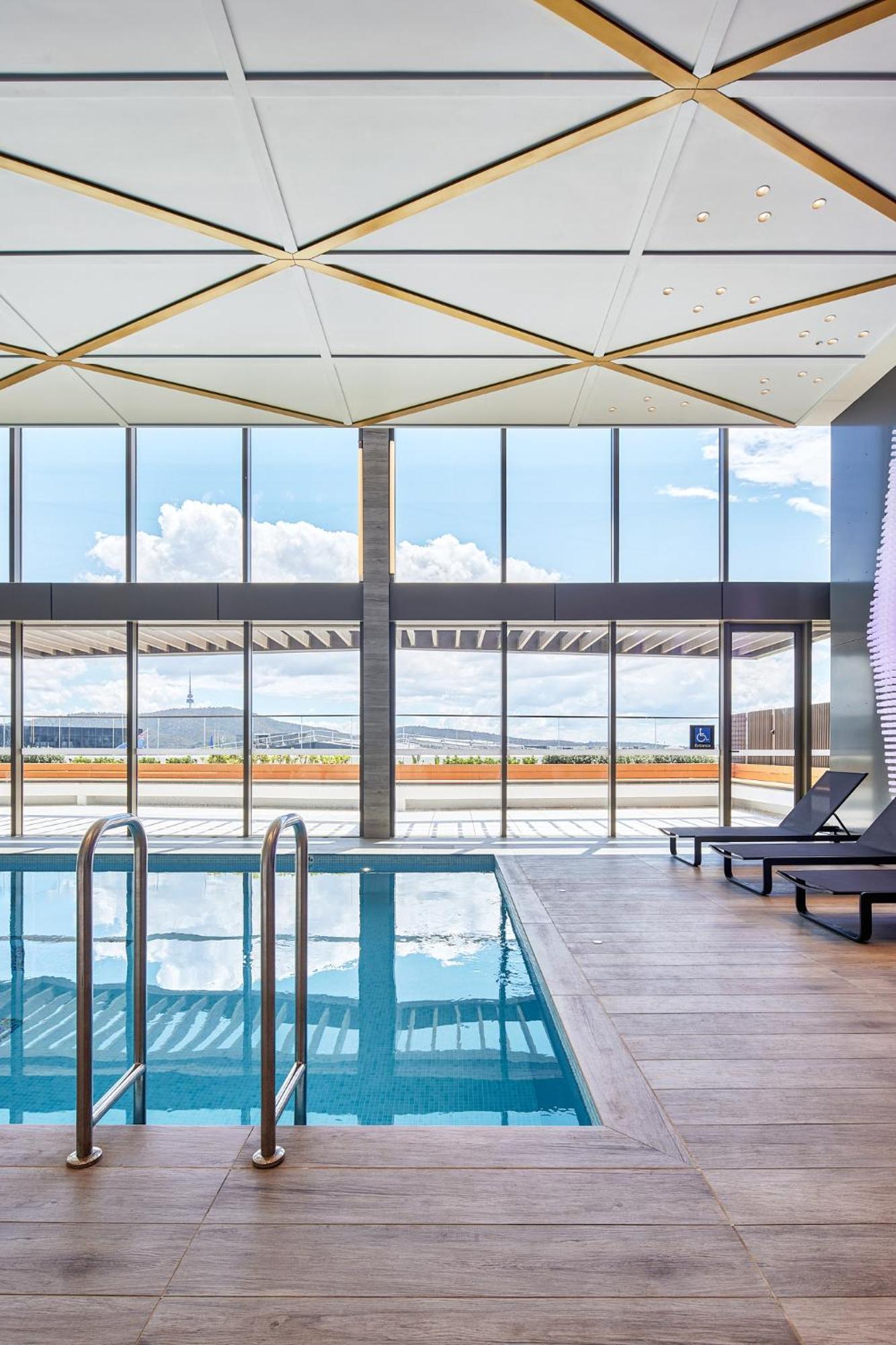 Meriton Suites Camberra Exterior foto The pool at the hotel