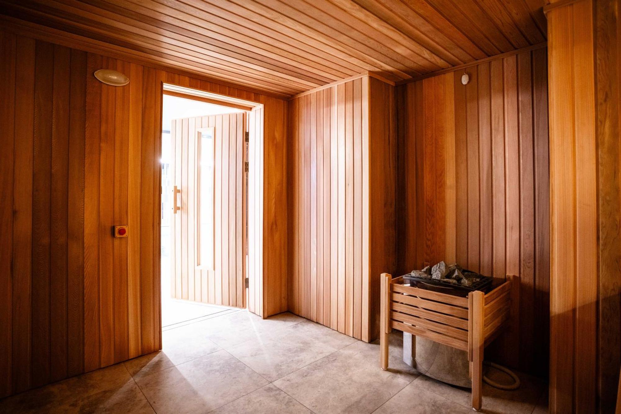 Meriton Suites Camberra Exterior foto A Finnish sauna
