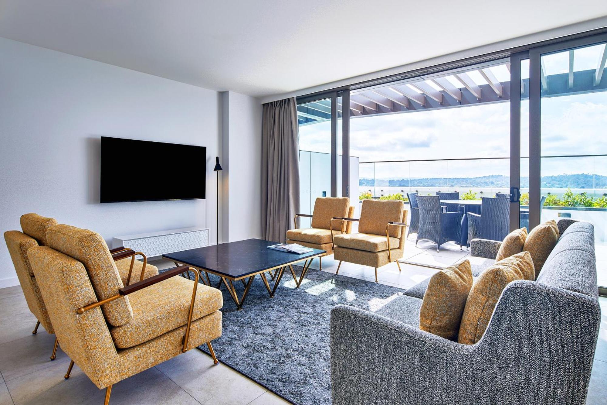 Meriton Suites Camberra Exterior foto A living room at the hotel