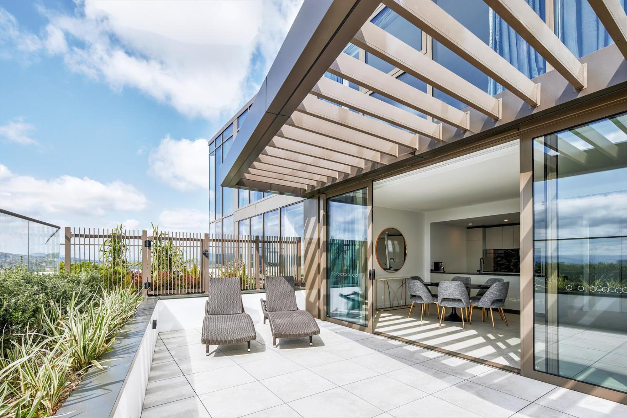 Meriton Suites Camberra Exterior foto The rooftop terrace