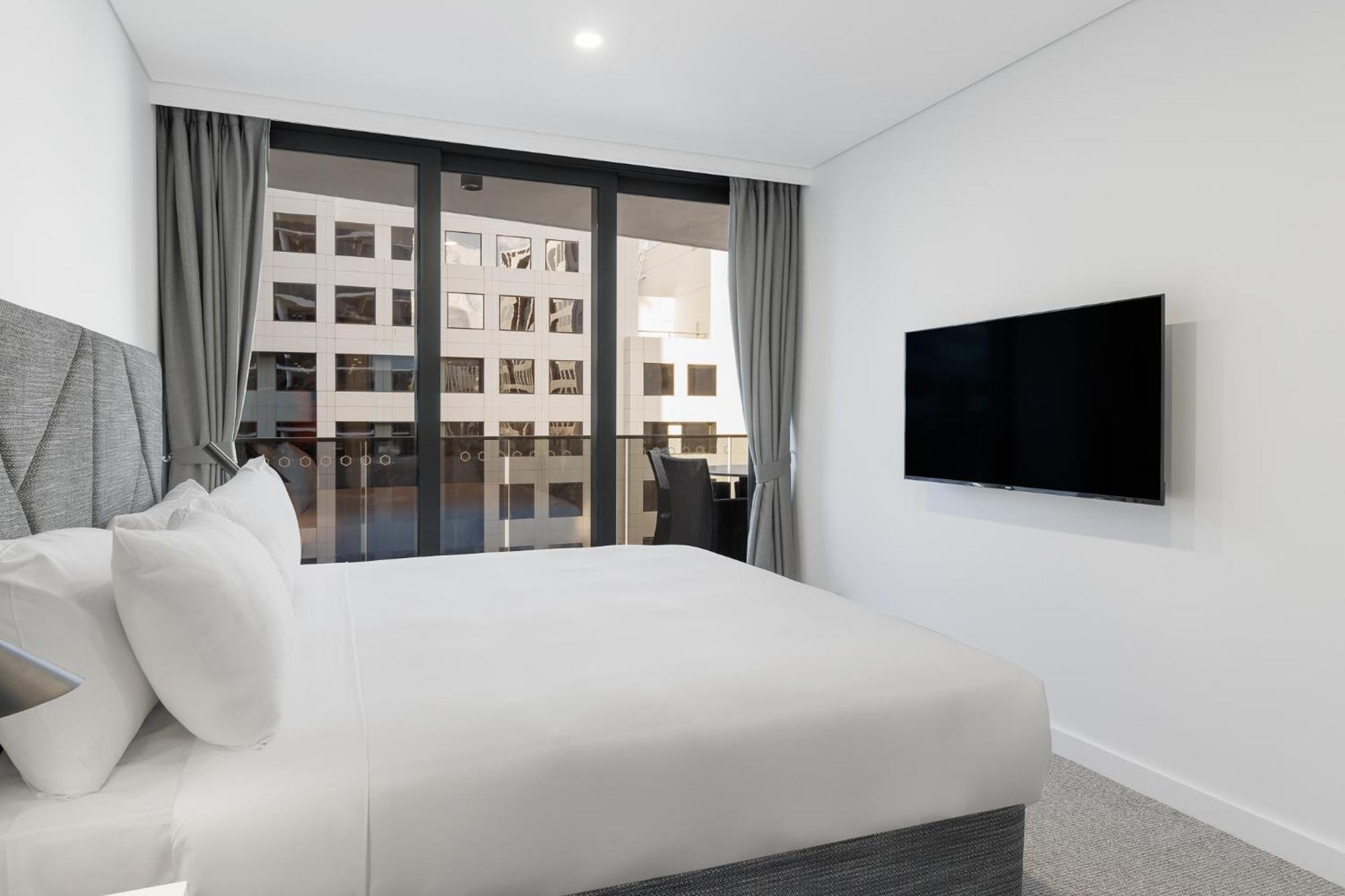 Meriton Suites Camberra Exterior foto A bedroom at the hotel