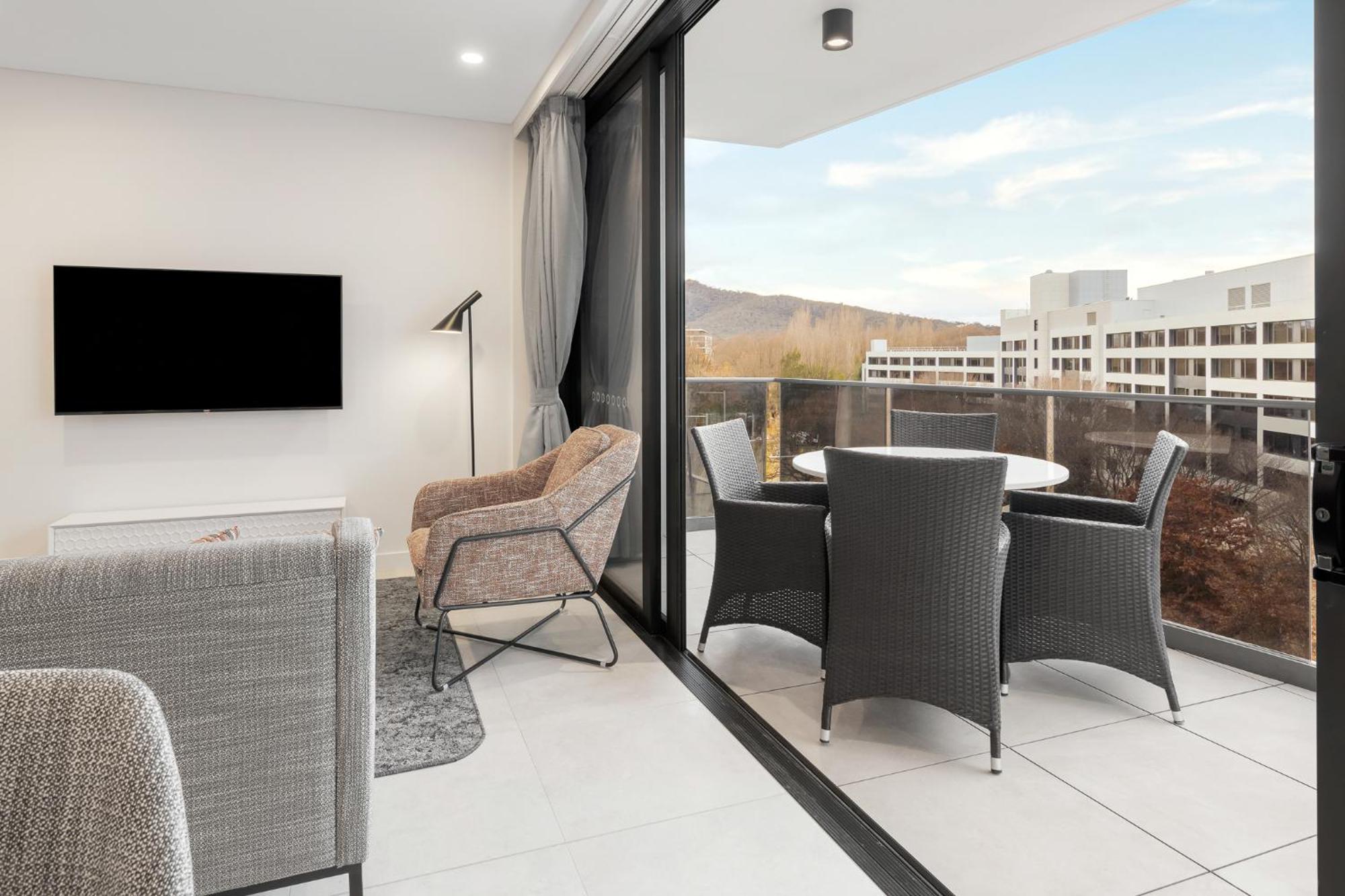 Meriton Suites Camberra Exterior foto The interior of a typical apartment at the complex
