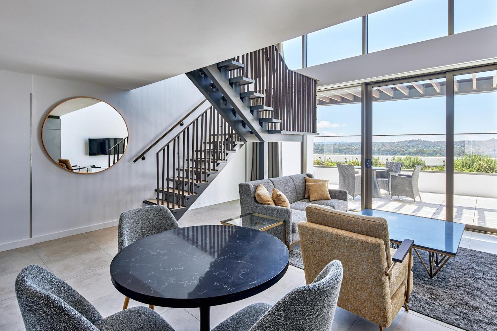 Meriton Suites Camberra Exterior foto The interior of a typical apartment at The Standard