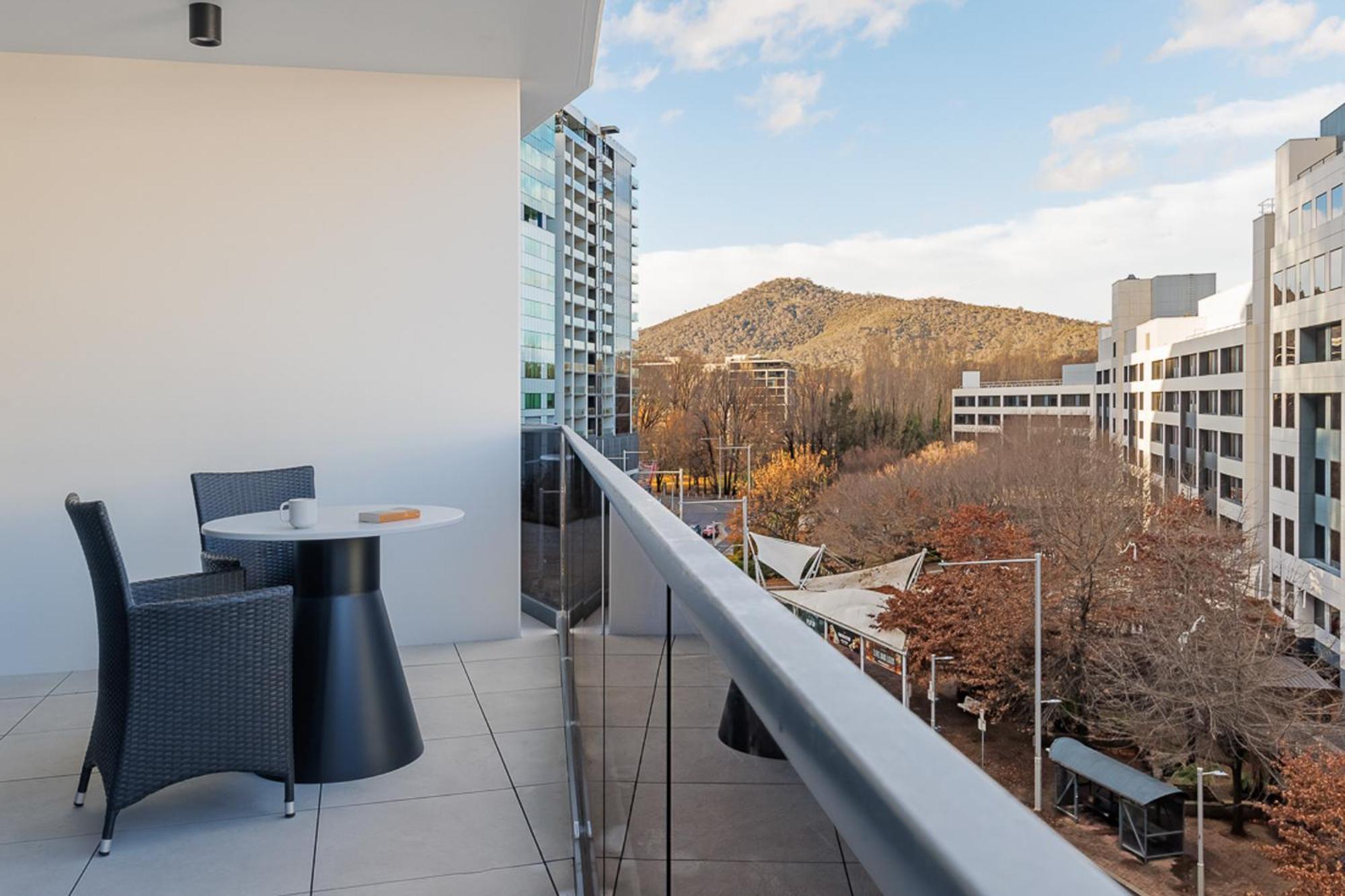 Meriton Suites Camberra Exterior foto A balcony in a residential apartment